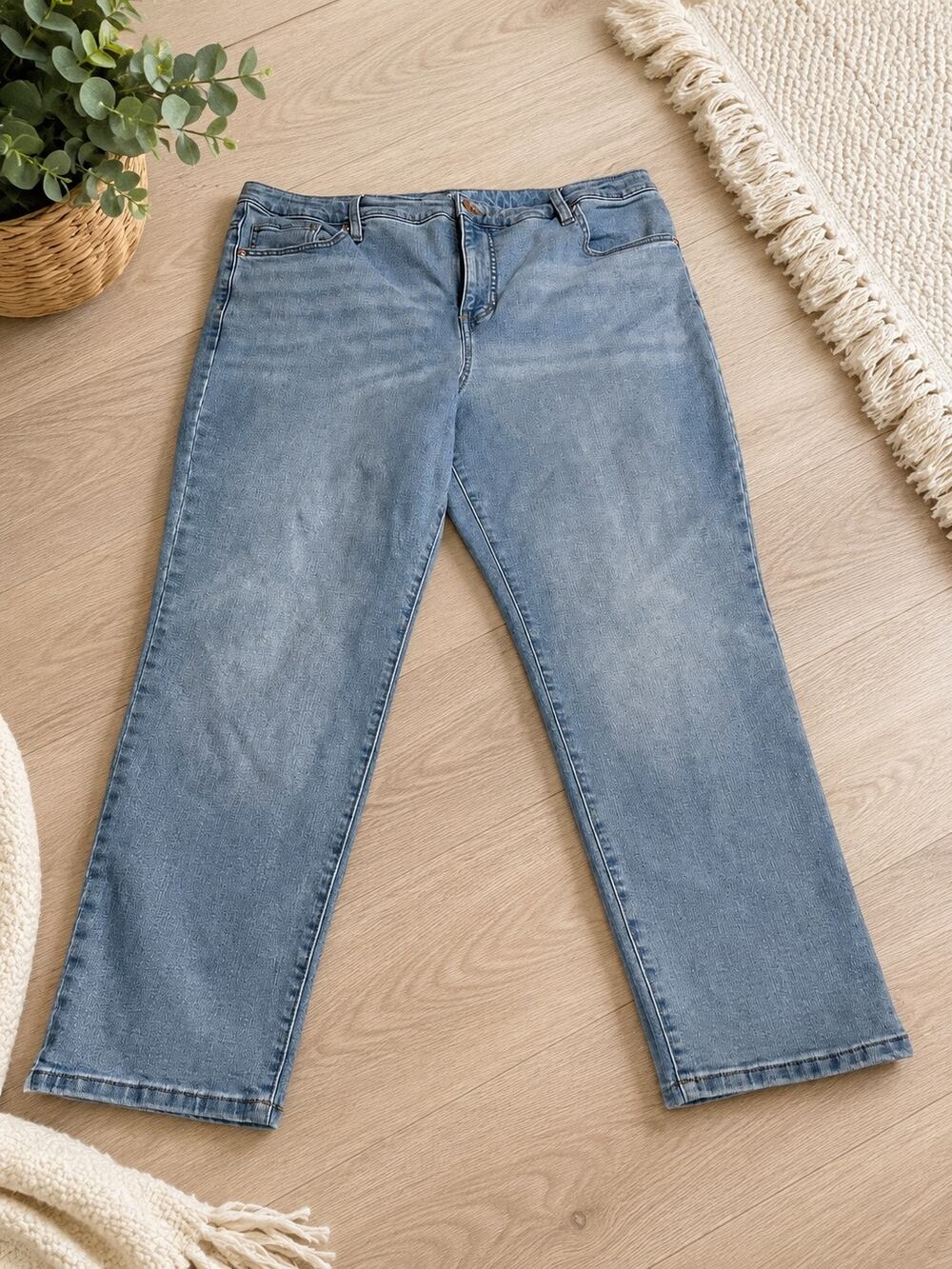 Terra & Sky Women’s 6W Petite Straight Leg Jeans Light Wash Stretch Denim
